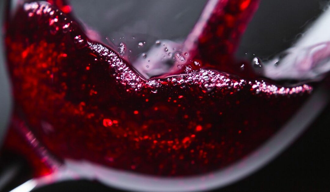 Quali sono i cibi e le bevande che macchiano i denti?