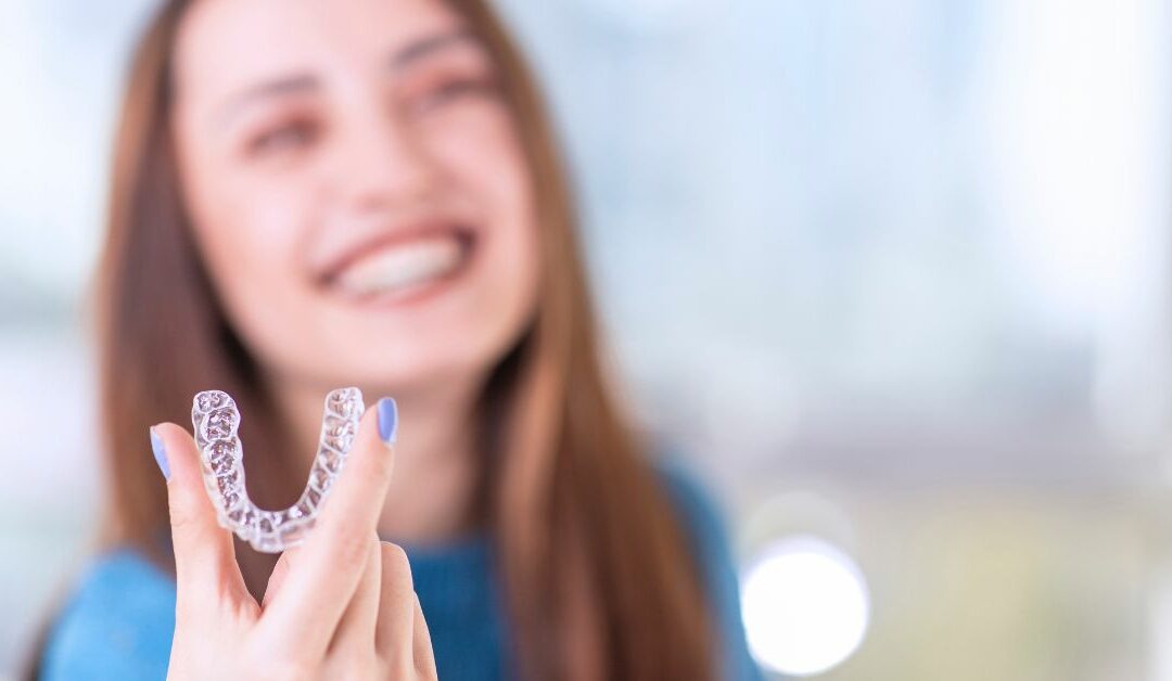 Как долго длится прозрачное ортодонтическое лечение с помощью лотков Invisalign®?