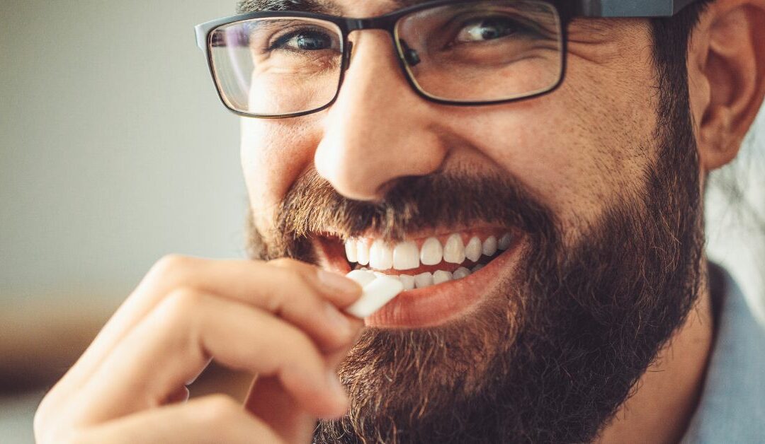 Gomma da masticare: fa bene o fa male alla salute dei denti?