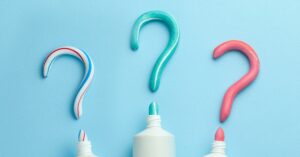 Di cos’è fatto il dentifricio? Una lista degli ingredienti più comuni