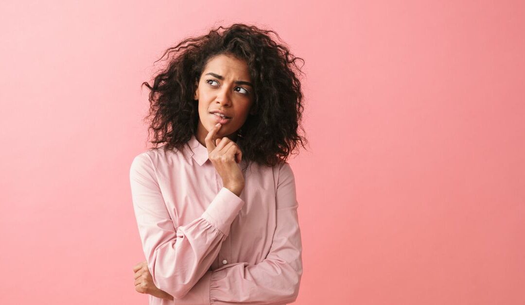 Macchie bianche sui denti: cause e soluzione!