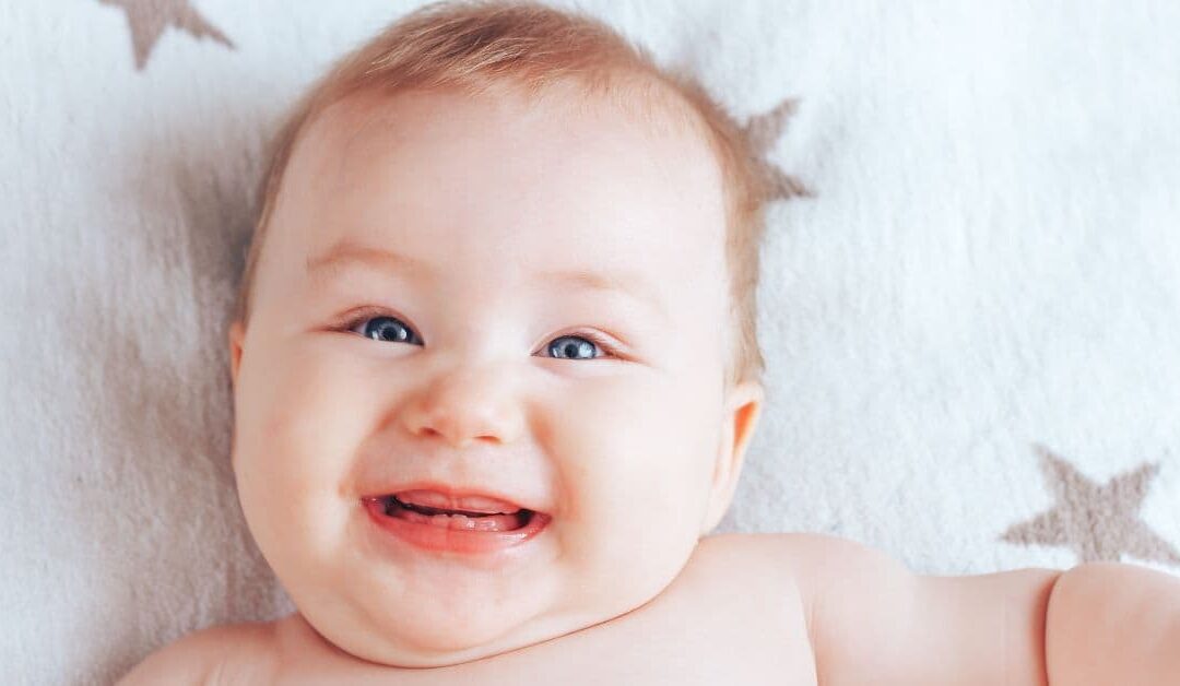 Bisogna lavare le gengive dei neonati senza denti?