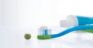 Quanto dentifricio usare quando laviamo i denti?