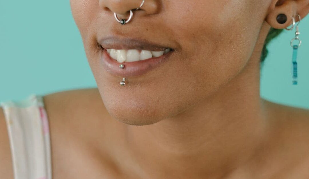 Piercing a lingua, labbra e guance: come minimizzare i rischi di danni ai denti e infezioni?