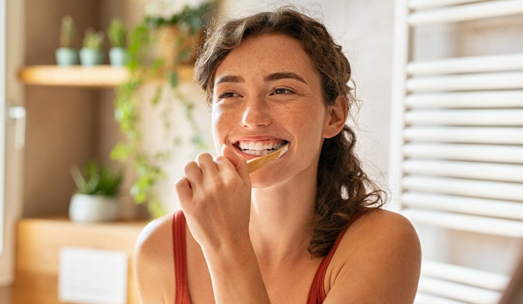 Perché non dovremmo risciacquare il dentifricio quando laviamo i denti?