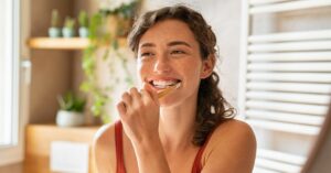 Почему мы не должны смывать зубную пасту, когда чистим зубы?