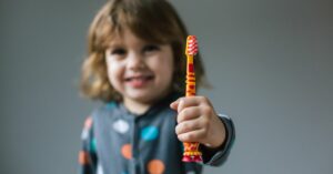 Детская зубная щетка: когда ее пора менять?