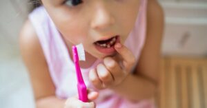 When to go to the dentist to remove a rocking baby tooth?