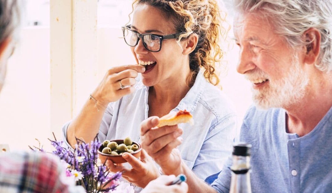 Masticare bene protegge le ossa: cosa dice la scienza