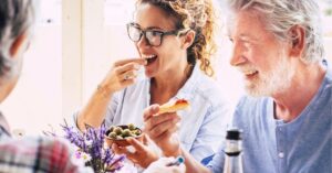 Masticare bene protegge le ossa: cosa dice la scienza