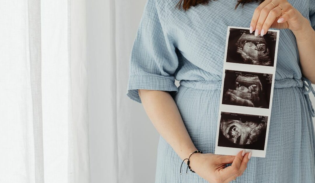 Salute delle gengive: la possibile trasmissione da madre a figlio in gravidanza e allattamento