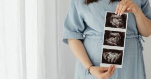 Salute delle gengive: la possibile trasmissione da madre a figlio in gravidanza e allattamento